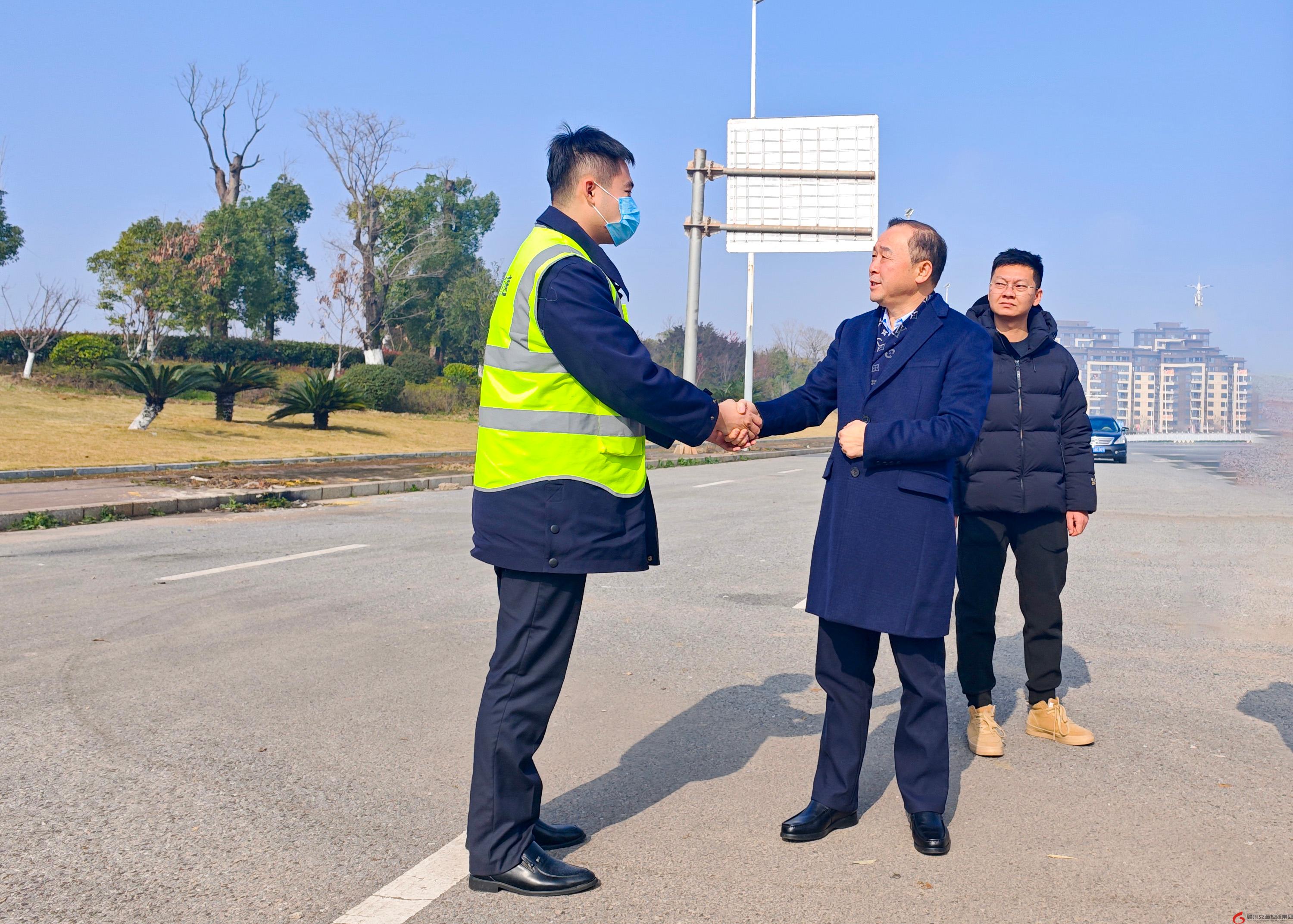 李輝看望慰問(wèn)一線(xiàn)職工并督導檢查春節安全保暢工作